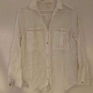 Skön skjorta 🤍 - Fin skjorta i lite tunnare material med guldknappar. Skön och sval att ha på sommaren! Betalning sker via swish och köparen står för frakten. 🤍