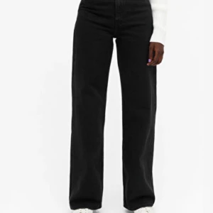 YOKO - MONKI-jeans i modellen YOKO!⭐️🦋💓🤍, de är tycärr försmå för mig och används därför inte. Jag är 165 cm och de är bra i längden! Perfekt skick endast använda 2-3 ggr⚡️ Tar alla bud över 150kr