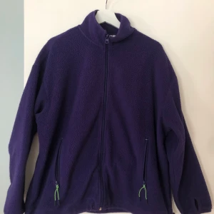 Lila teddy/ Fleece jacka - En lila fleecejacka från Weekday i stl S. Oversized och passar nästan alla! Säljs då den inte används! 