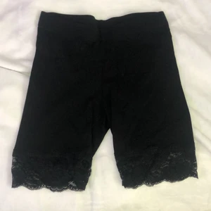 Cykelbyxor - Svarta cykelbyxor med spets. Använd ett fåtal gånger så dem är i mycket fint skick. Strl S. 50kr