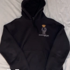 Ralph lauren hoodie herr - Fin Ralph lauren hoodie i bra skick, passar perfekt till dig som har M i storlek. Till herr 