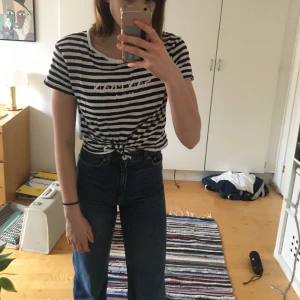 Randig san fransisco top - En randig knyttop med texten San Fransisco. Den är från H&M i storlek M, men passar mer som en S. 🥰Köparen står för frakt❤️