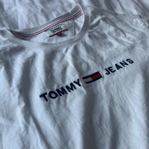 tommy hilfiger t shirt - Säljer en tommy hilfiger tshirt för den inte kommer till användning. Några små fläckar finns och därav det låga priset, annars nyskick. 