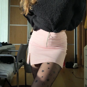 Kjol - Rosa kjol med dragkedja fram. Supefin detaljs med slits på ena låret. Från NAKD💖💖💖