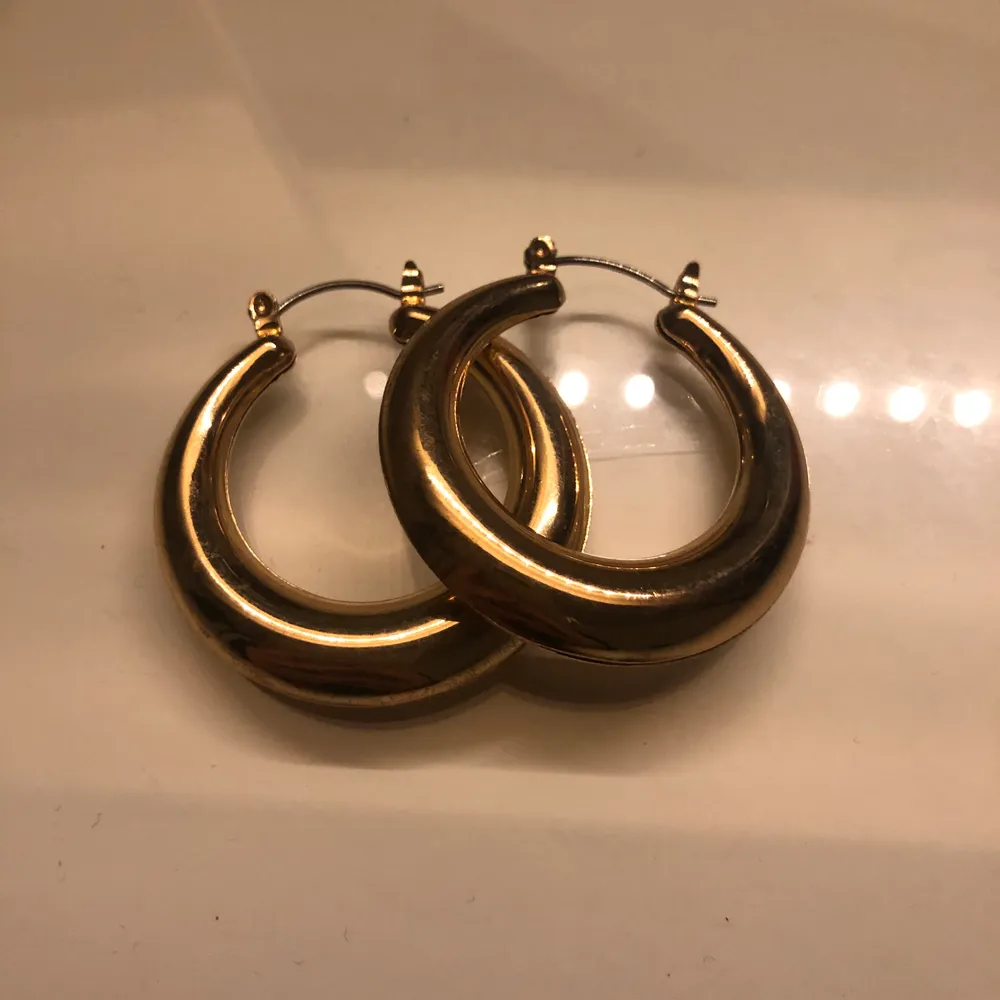 Jättefina runda örhängen, guldiga och perfekt till din outfit🤩 köptes för 50kr💘betalning via swish. Accessoarer.