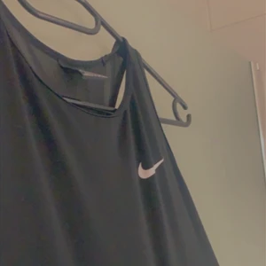 Nike sport topp, träningströja - Jag köpte denna för några år sen och har användt 1 gång pga att den var för liten, Nike tränings tröja/topp. Betalning sker via swish. Skriv för mer imformation.