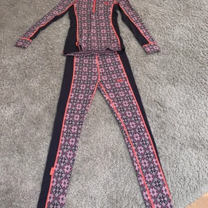 Kari traa underställ  - Jätte fint skidställ från Kari traa med ett litet hål på sidan som inte syns. Tyvärr blivit för litet. Skicka privat om ni vill ha fler bilder. Nypris: 900kr per del och nu är det 350kr per del och 600kr för hela setet💕köparen står för frakten