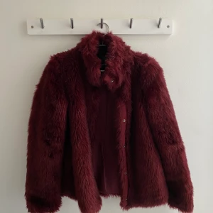 Pälsjacka - Pälsjacka i en snygg vinröd färg
