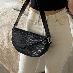 Väska - Rymlig väska med ormskinnmönster. Sparsamt använd, köparen står för frakt 