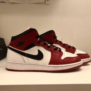 Air Jordan 1 Mid Chicago stl 39 - Hej! Säljer nu mina Jordan 1 som jag inte har någon använing för längre! Kom jättegärna privat för mer bilder osv😊orginalpris på kickgame.com för 2000kr, säljer därför dom för 1200 men pris kan diskuteras💓✨originalbox + klistermärke ingår