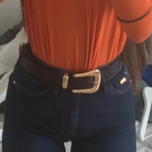 Bälte  - Säljer dehär bältet från ginatricot som jag använt upp till 3 gånger, guld metall med svart skinn material