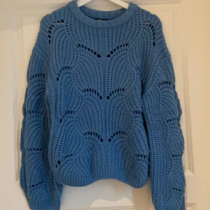 Stickad tröja från Gina - Stickad tröja från Gina i storlek S. I superfint skick. 
