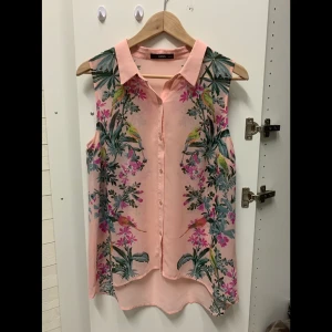 Oasis topp - Topp med växter och fåglar på. Genomskinlig. Har några blingstenar på sig