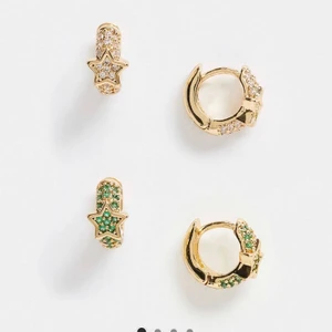 Guldpläterade creoler - Två par guldpläterade creoler med stenar och stjärna. Ena paret är med gröna och andra med vita. Köpta på ASOS men har aldrig kommit till användning.