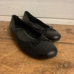 Vagabond ballerina skor  - Svart ballerina med rosetter på