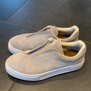 Eytys Doja Suede Grå - Säljer ett par supersnygga eytys doja suede strl 41 för att dem inte kommer till användning. Passar till allt! Dem ser ut som nyskick överallt förutom på sulan där det tyvärr är kvar lite smuts, syns inte allt för mycket i verkligheten! Nypris 1800:-. Köparen står för frakten.