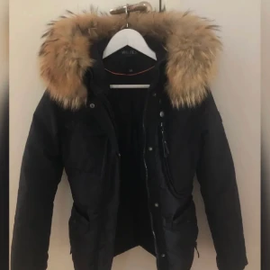 Hollies jacka - Säljer nu min hollies jacka som jag bara haft en vinter. Mycket fint skick och är precis som ny. Äkta päls!