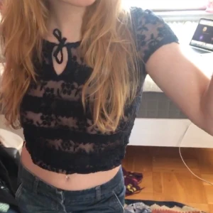 Tröja med broderi!  - En fin tröja i marinblå med broderi i toppen skick! Liten XS! Pris: 40 kr + frakt 