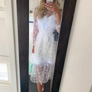 For love& lemons klänning  - Genomskinlig vit klänning från love and lemons, storlek one size men passar XS-M, aldrig använd! Bilderna är lånade men passar perfekt till studenten, helt unik klänning! *SÅLD* men kolla gärna in mina andra annonser ❤️