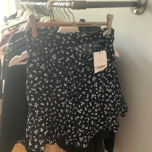 Kjol från zara ny med lappar - Kjol med inbyggda shorts under, as najs men tyvär inte min stil, nypris 289kr storlek S💓