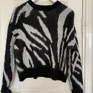 Snygg zebra tröja i väldigt bra skick från Forever 21, köpt i London. Spårbar frakt med DHL inräknad i priset! Storlek S men passar fler beroende på hur man vill att den ska sitta.