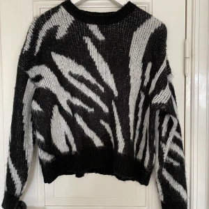 Zebra tröja  - Snygg zebra tröja i väldigt bra skick från Forever 21, köpt i London. Spårbar frakt med DHL inräknad i priset! Storlek S men passar fler beroende på hur man vill att den ska sitta.