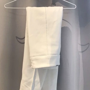 HM kostymbyxor storlek 34 - Säljer mina jättefina vita kostymbyxor i storlek 34 eftersom att dom är för små för mig. Kostymbyxorna är i bra skick🤍🤍köparen står för frakt.