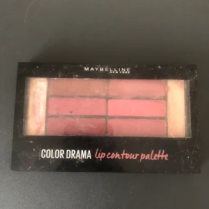 Läppstift  - En fin palett från maybelline med olika läppstift i. Använd några fåtal gånger. Säljer för den inte kommer till användning 