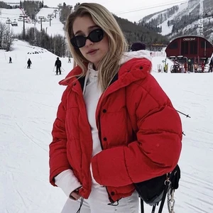 Röd pufferjacket - Nästan oanvänd röd jacka. Storlek M, dragkedja på fickorna. (Första bilden är lånad) skriv privat för fler bilder eller mer information <3 om flera är intresserade blir de budgivning