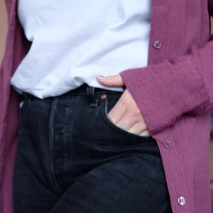 Mörklila ribbad skjorta 🤑🤑 - Köpt secondhand!! Tvääärsnygg cool färg 😈😈 en liten knapp e lite sönder i ärmen fyi!! 