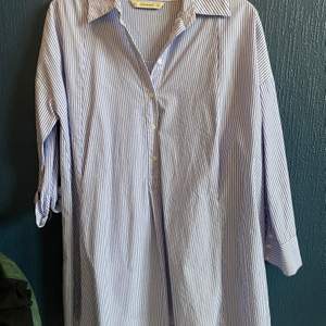 En fin skjortklänning från Zara😍 väldigt fin. Köpte den för 450kr och nu säljer jag den för 180kr, jag betalar för frakt
