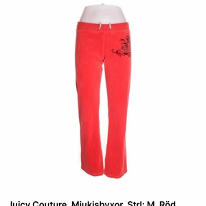 Röda juicy couture byxor - Säljer mina röda juicy byxor som jag köpt från tradera! Säljer pga att de är för korta för mig som är 174 Endast testade av mig, de är i fint skick förutom att några stenar är borta på framsidan men det är inget man tänker på🥰 pris kan diskuteras men de är köpta för 350kr. KÖPAREN STÅR FÖR FRAKT