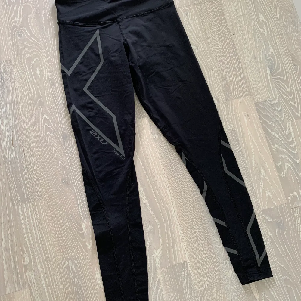 2XU tights med gråa detaljer Storlek: XXS (men passar även XS) Pris: 200kr + frakt  Övrigt: kompressionstights från 2XU i god skick. Det sitter normalt väldigt tight. Nypris låg på ca 699kr men säljer för 150kr och köparen står för frakt, alternativ kan jag mötas upp i centrala Göteborg! . Övrigt.