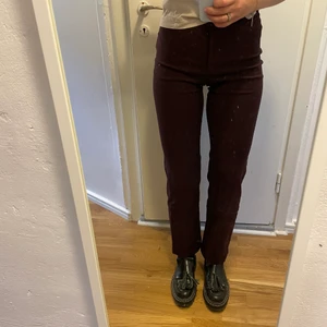 Lila byxor  - Lila byxor, ursprungligen second hand. Plommonlila i färgen! Sitter tajt i rumpan o lösare nertill benen. Storlek 34. Pris kan diskuteras. Frakt ingår. 