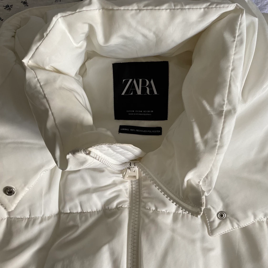 Vit puffig väst  - 91