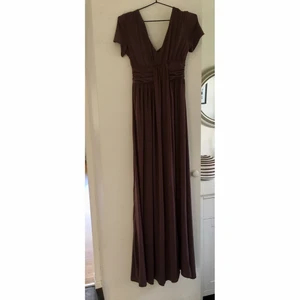 Balklänning storlek 36 - Balklänning i lila färg. Använd en gång. Utgångspris 800 kr.