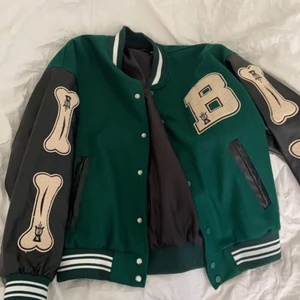 Varsity jacket  - Intresse koll, säljer endast vid bra bud! Skit fin varsity jacket som är använd få gånger, ny skick💘💥 tveka inte om du har en fråga. Andra bilden är lånad❤️❤️❤️
