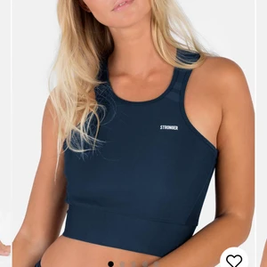 Stronger  - Säljer detta blåa stronger linne i storlek S men känns som XS. Använt ett fåtal gånger men säljer pågrund av för litet. Nypris 399