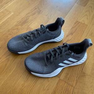 Gråmelerade sneakers/träningskor/gympadojor ish från Adidas! Supersnygga men tyvärr för små för mig då jag har lite bredare fötter! Testade men aldrig använda! 