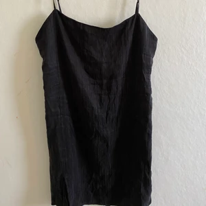 Klänning från zara - Super fin svart klänning från zara!! 💞💞köparen står för frakt 