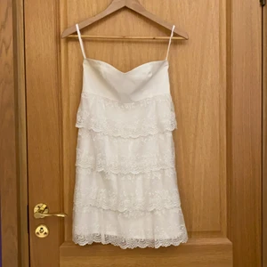 Finklänning i storlek 34  - En vit kort klänning med dragkedja på baksidan i storlek 34. Använd endast 1 gång. 