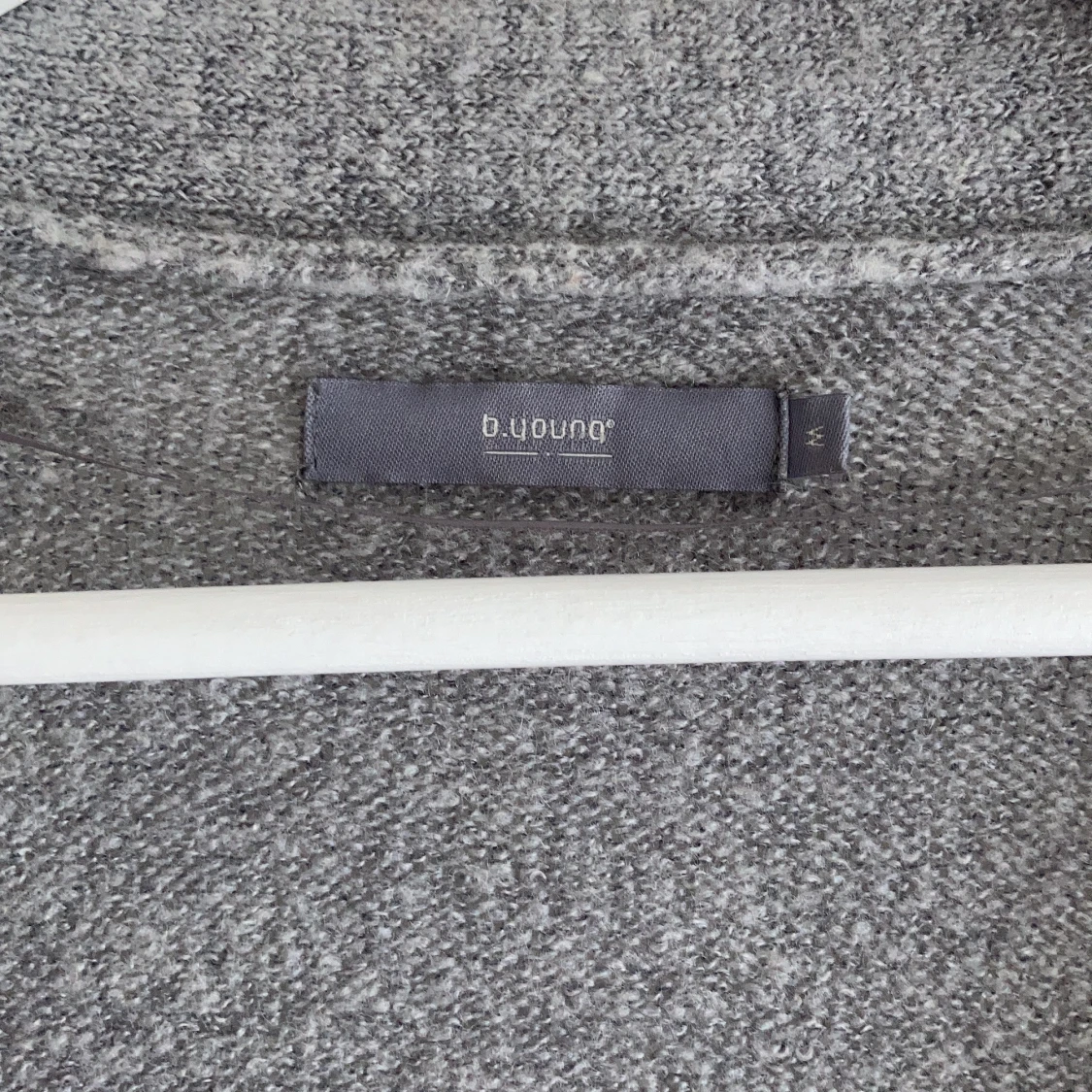 Grå stickad kofta från B.Young - 90