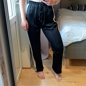 Trackpants - Säljer då de inte används! Bra kvalitet och riktigt sköna. Storlek M (går att spänna åt mycket i midjan om man vill). Jag är ca 166cm lång