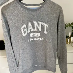 Grå GANT sweatshirt med vitt tryck på bröstet🤍 är storlek M men har passform som storlek S