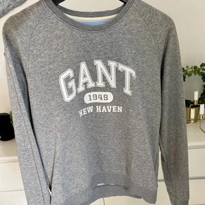 GANT SWEATSHIRT - Grå GANT sweatshirt med vitt tryck på bröstet🤍 är storlek M men har passform som storlek S