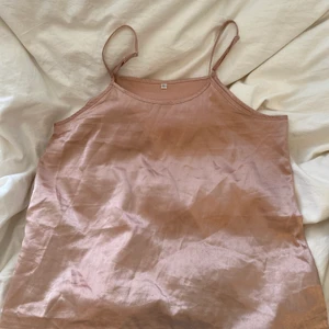 Ett silkes linne från Shein - Köpte ett sett med olika plagg i silke. Men linnet var inget jag ville behålla längre. Så jag säljer detta linnet för 20 kr då det är lite skadat också. I storlek L.