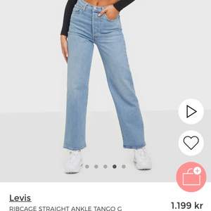 Säljer dessa Levis jeansen i strl 24/28. Egna bilder kan fås vid intresse ❤️ Längden passar mig bra som är 160cm