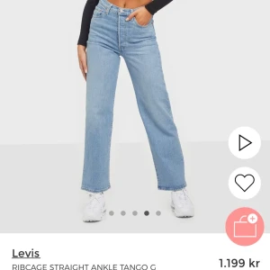 Levis Ribcage - Säljer dessa Levis jeansen i strl 24/28. Egna bilder kan fås vid intresse ❤️ Längden passar mig bra som är 160cm