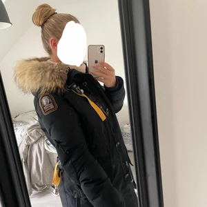 Parajumper Kodiak - Säljer nu min parajumper då den inte används längre. Använd under 2 vintrar men är i gott skick, inga märken, inga slitage, kemtvättad och ren 🥰 storlek är S men passar både XS & M. Nypris ligger på 9.499kr mitt pris 3000kr. Kan mötas i Göteborg annars så får köparen stå för frakt ( fraktas spårbart ) Bara höra av sig om fler bilder eller info 