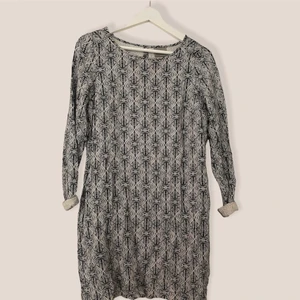 Klänning Vero Moda - Klänning med fickor.